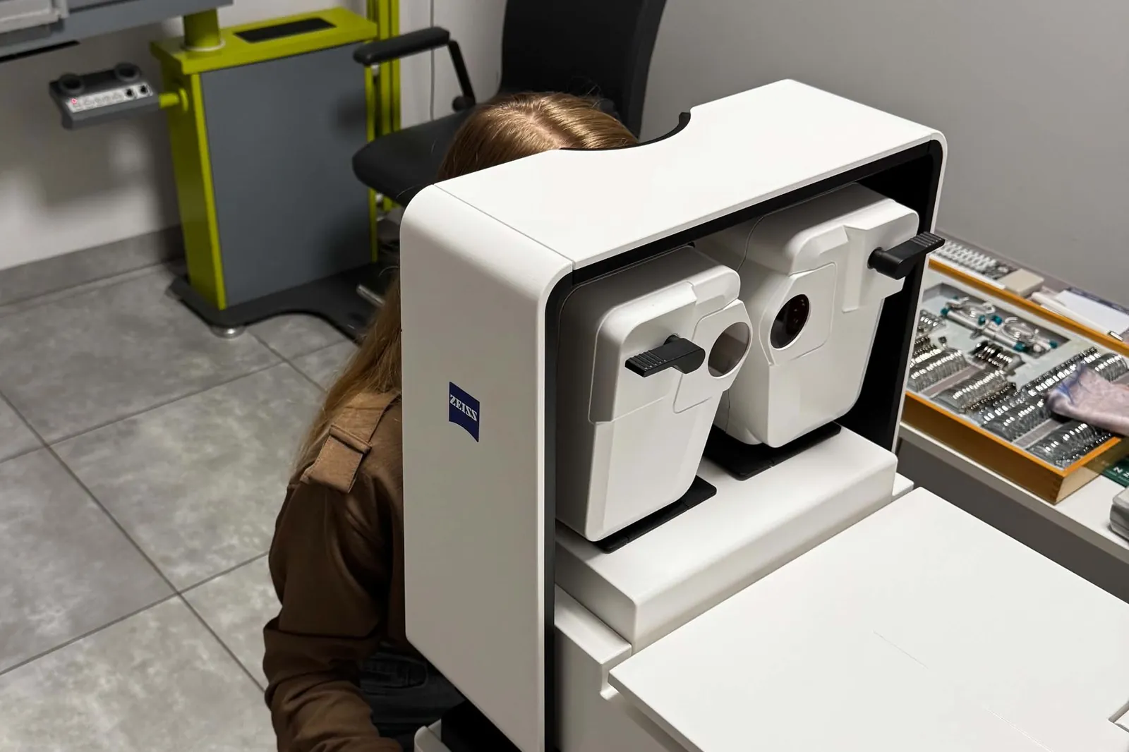 Dobór szkieł próbnych na foropterze ZEISS VISUCORE 500 w gabinecie Optyk Bryle w Koluszkach