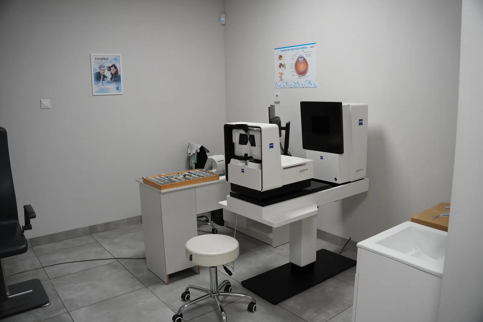 Gabinet badania wzroku w salonie Optyk Bryle w Koluszkach ze sprzętem diagnostycznym ZEISS