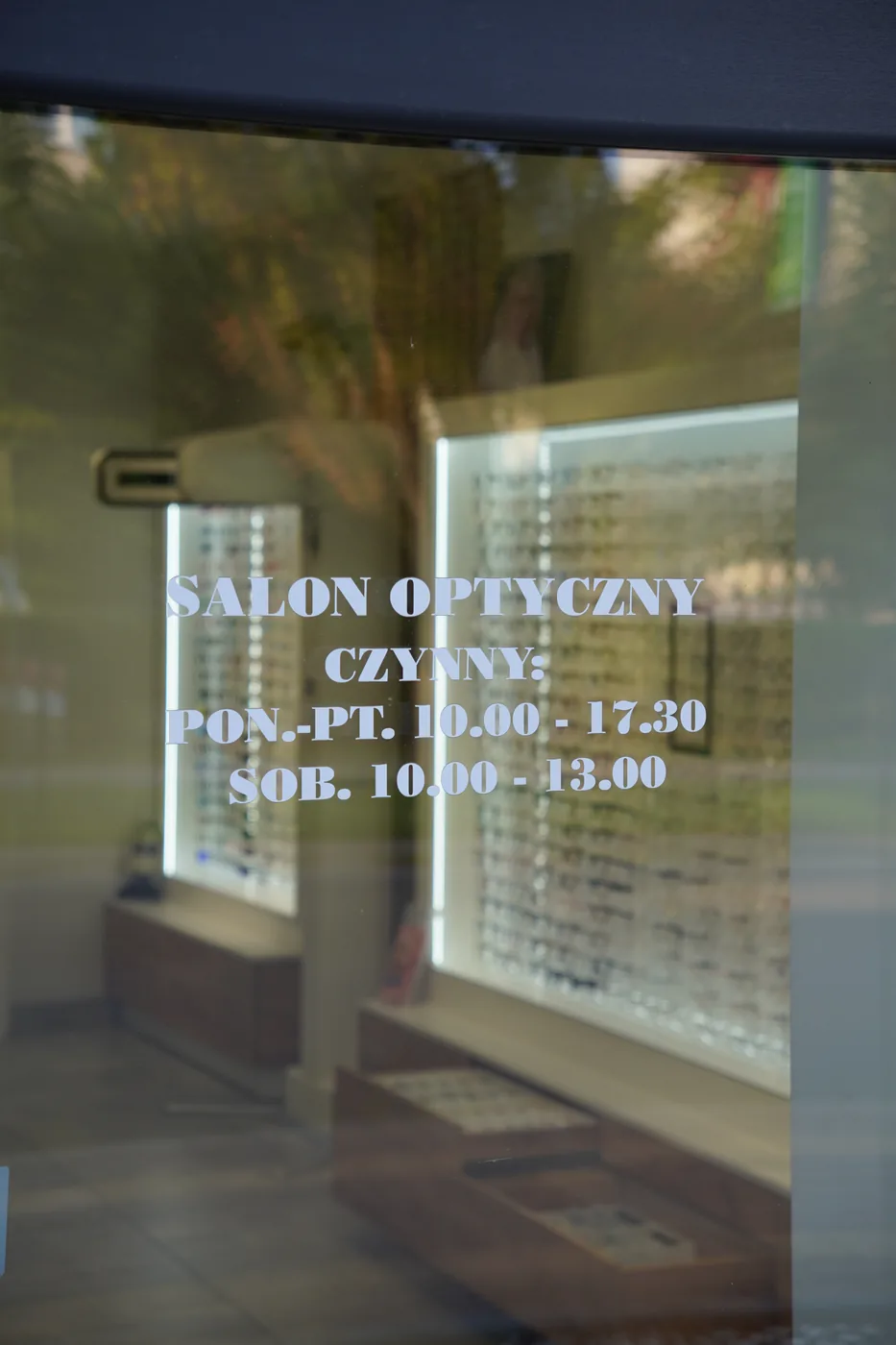 Witryna salonu Optyk Bryle w Koluszkach z godzinami otwarcia: pon–pt 10:00–17:30, sobota 10:00–13:00