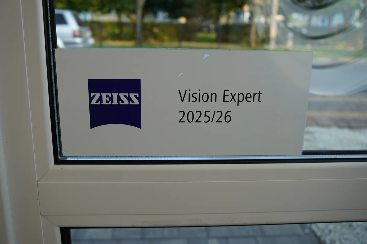 Oznaczenie ZEISS Vision Expert 2025/26 na witrynie salonu Optyk Bryle